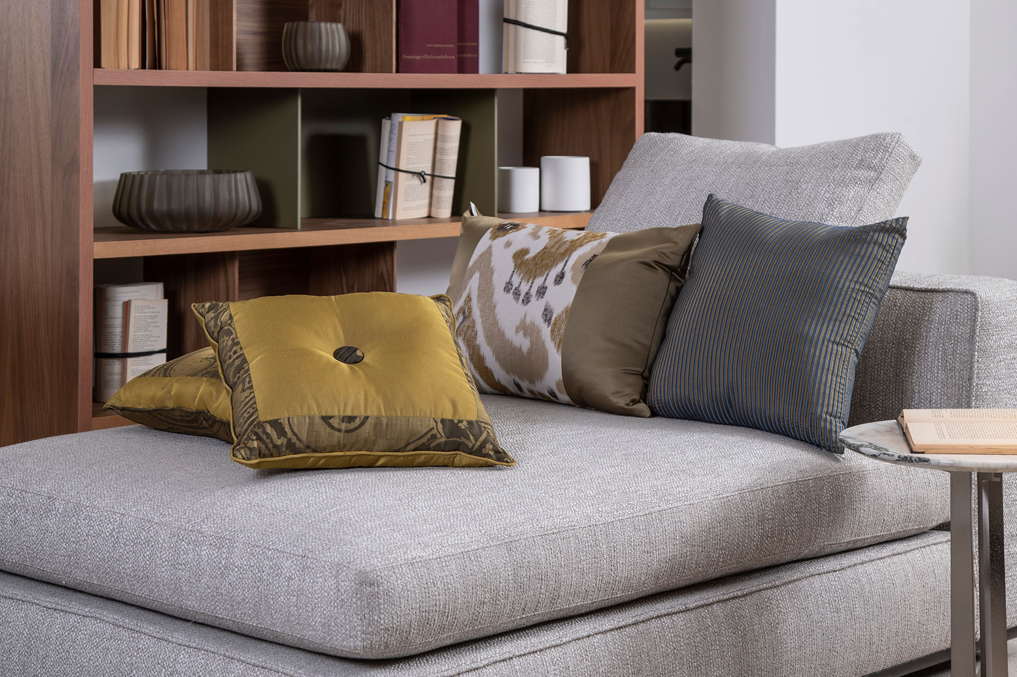 Chic and timeless decorative cushions and throw pillows made in Italy | BROCHIER